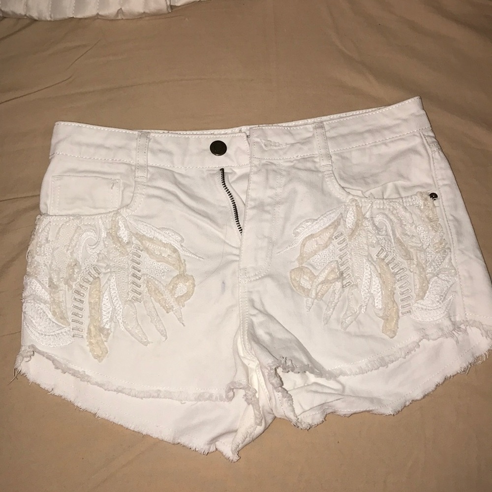 Cute embroidered white Zara denim shorts